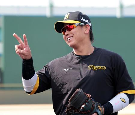 　練習中、笑顔を見せる梅野（撮影・山口登）