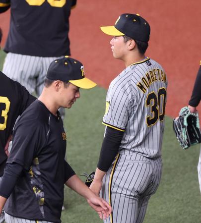 　ノックを受ける門別と大竹（手前）＝撮影・中田匡峻