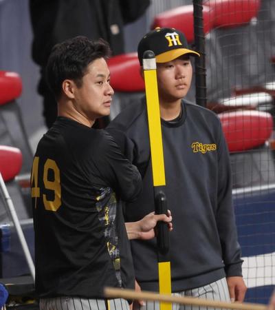 　ストレッチをしながら話をする大竹（左）と門別（撮影・田中太一）