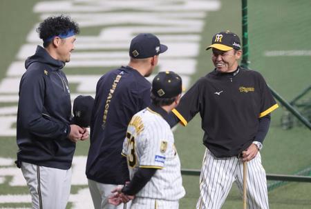 　（左から）Ｔー岡田、平野と談笑する岡田監督（撮影・田中太一）