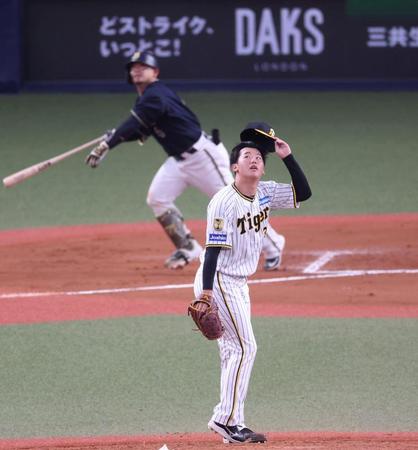 　７回、森（後方）を右飛に打ち取る門別（撮影・中田匡峻）