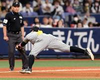 　２回、福田の痛烈な打球に飛びつく佐藤輝（撮影・立川洋一郎）