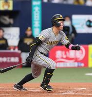 　４回、ファースト強襲の内野安打を放つ佐藤輝（撮影・立川洋一郎）
