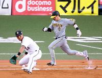 　７回、ショートへの内野安打で出塁する木浪（撮影・中田匡峻）