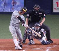 　５回、左前打を放つ木浪（撮影・中田匡峻）