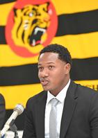 　入団会見するマルティネス（撮影・北村雅宏）