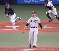 　４回、森（後方）を併殺打に打ち取る大竹（撮影・中田匡峻）