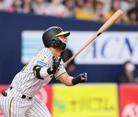 　４回、右中間へ二塁打を放つ前川（撮影・立川洋一郎）