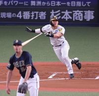 　１回、カスティーヨ（手前）から先制適時二塁打を放つ前川（撮影・中田匡峻）