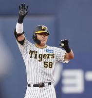 　１回、適時二塁打を放った前川は塁上で手をあげる（撮影・田中太一）