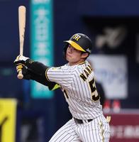 　１回、左前へ安打を放つ中野（撮影・田中太一）