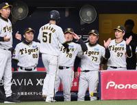 　１回、前川の先制適時二塁打で生還した中野（５１）を迎える岡田監督（８０）ら（撮影・立川洋一郎）