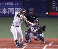 　１回、先制適時二塁打を放つ前川（撮影・中田匡峻）