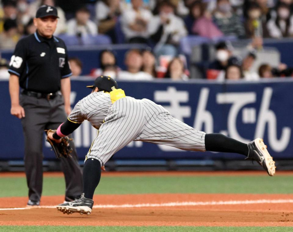 　２回、福田の痛烈な打球に飛びつく佐藤輝（撮影・立川洋一郎）