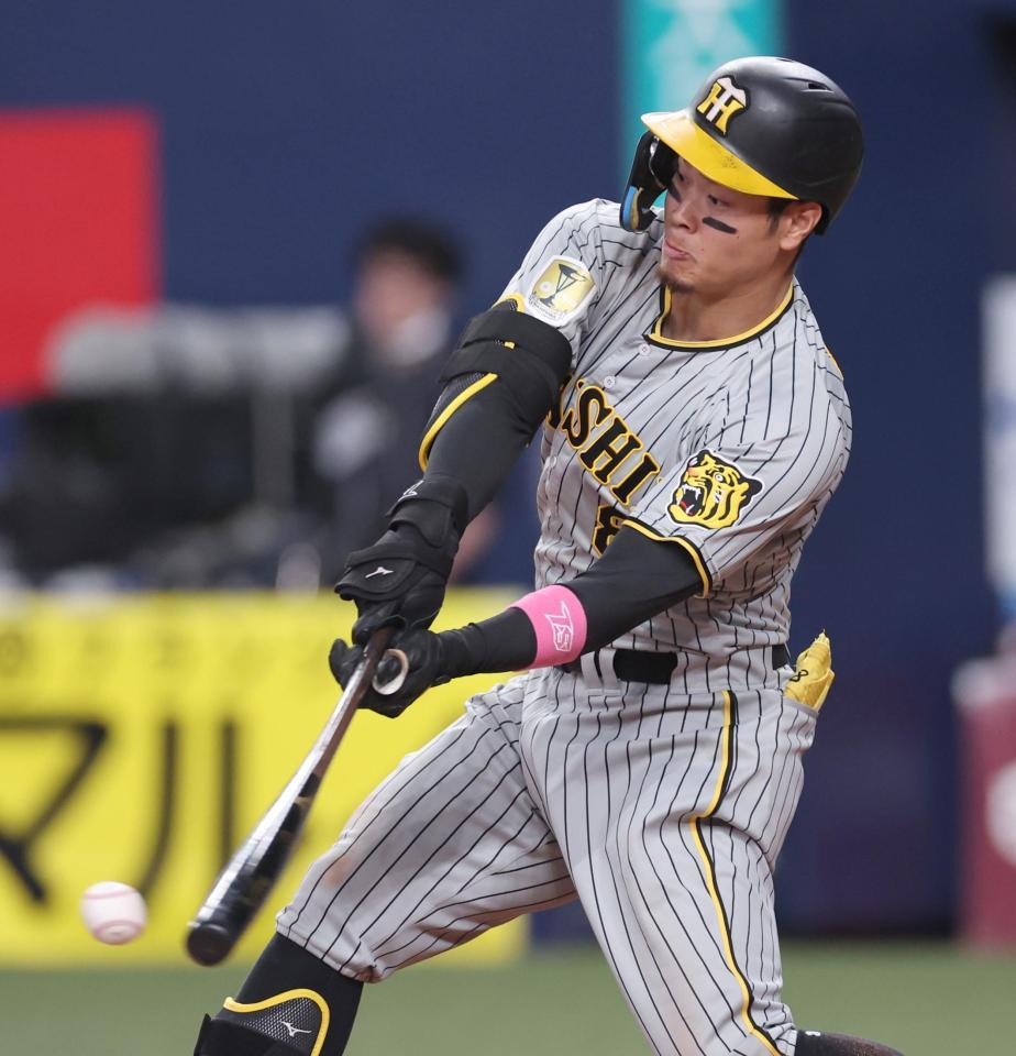 　４回、一塁内野安打を放つ佐藤輝（撮影・田中太一）