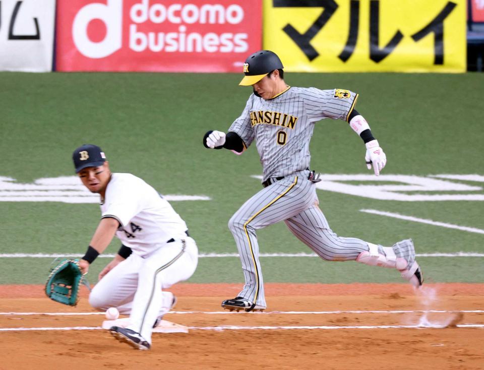 　７回、ショートへの内野安打で出塁する木浪（撮影・中田匡峻）