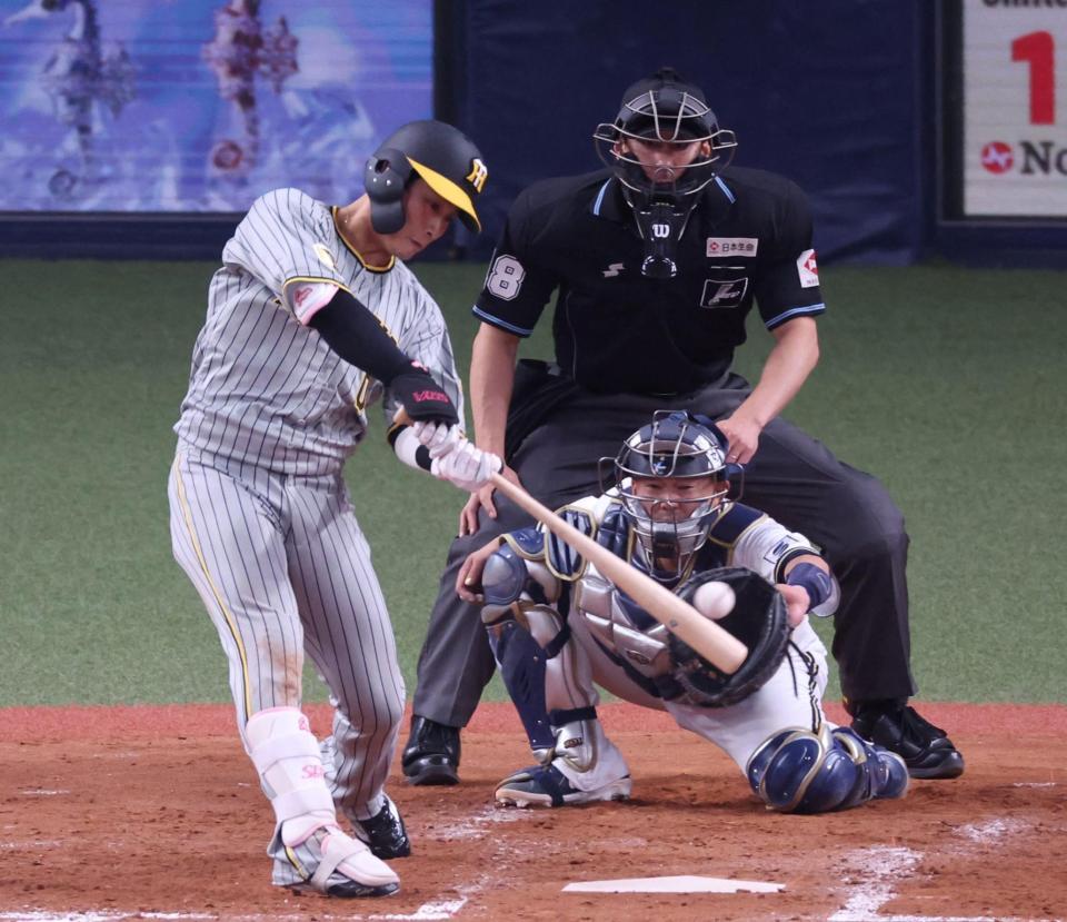 　５回、左前打を放つ木浪（撮影・中田匡峻）