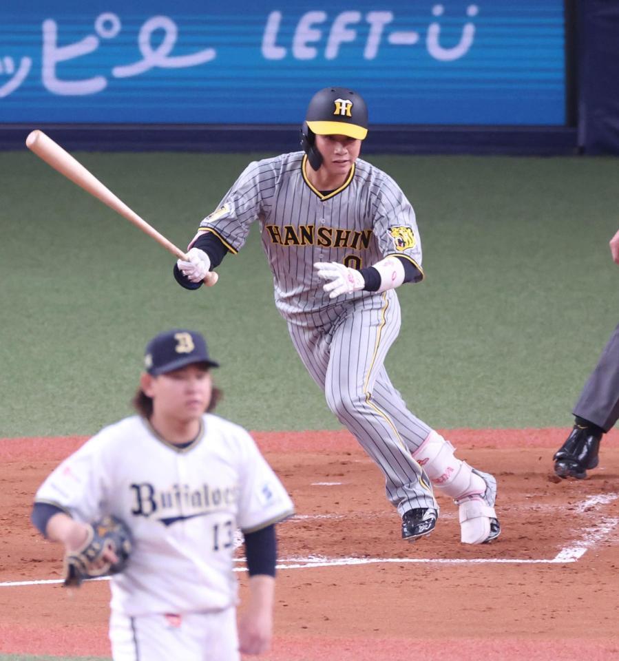 　３回、宮城（手前）からチーム初安打となる中前打を放つ木浪（撮影・中田匡峻）