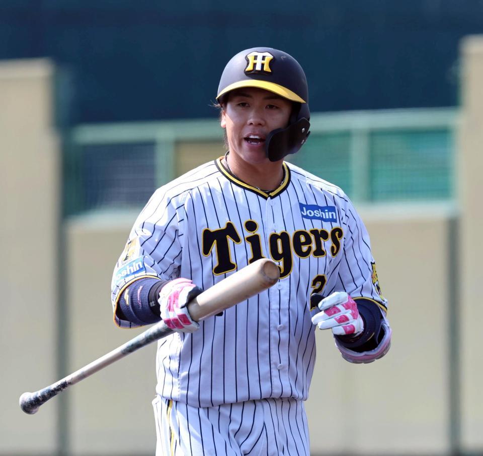 　３回、中飛に倒れベンチ戻る梅野（撮影・山口登）