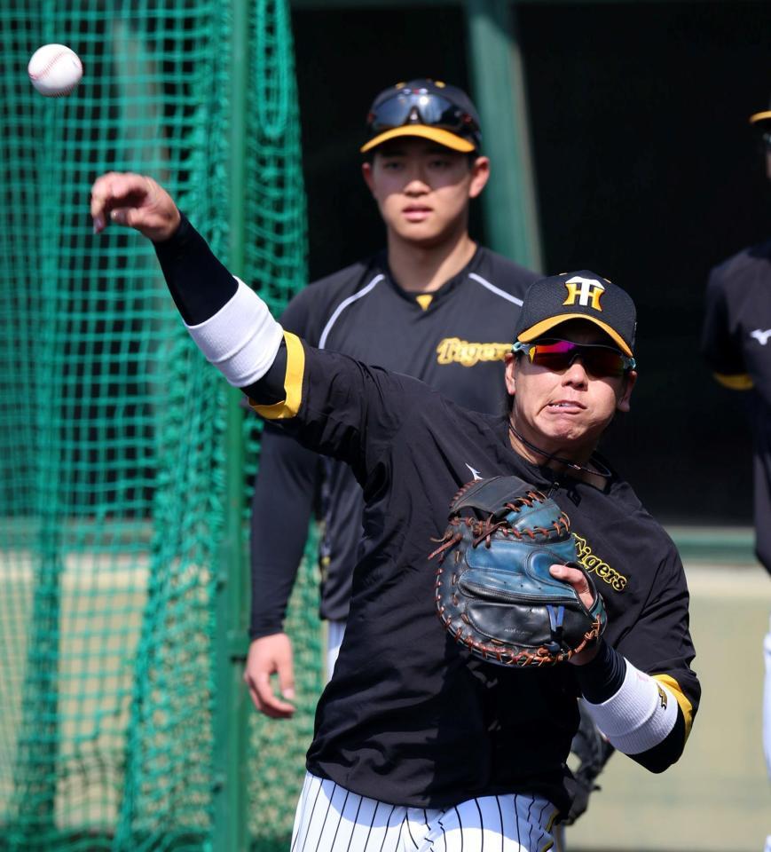 　スローイング練習する梅野（撮影・山口登）