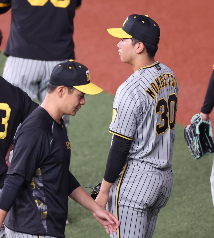 　ノックを受ける門別と大竹（手前）＝撮影・中田匡峻