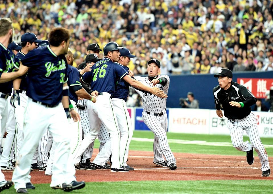 　乱闘でヤクルトに詰め寄る金本監督＝２０１７年４月