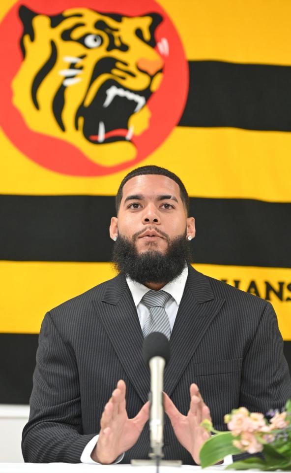 　入団会見するベタンセス（撮影・北村雅宏）