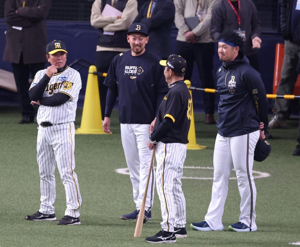 阪神・岡田監督にオリックスの平野佳とＴ－岡田があいさつ Ｔ－岡田は脱帽して談笑 指揮官も教え子の訪問に笑み/阪神タイガース/デイリースポーツ  online