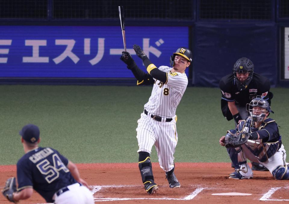 　６回、右越えソロを放つ佐藤輝（撮影・中田匡峻）