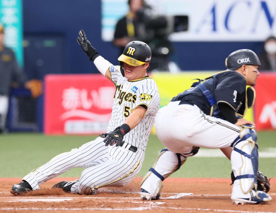 　４回、糸原の中犠飛で生還する前川（撮影・立川洋一郎）