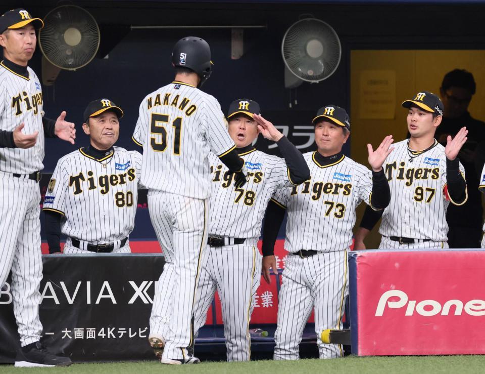 　１回、前川の先制適時二塁打で生還した中野（５１）を迎える岡田監督（８０）ら（撮影・立川洋一郎）