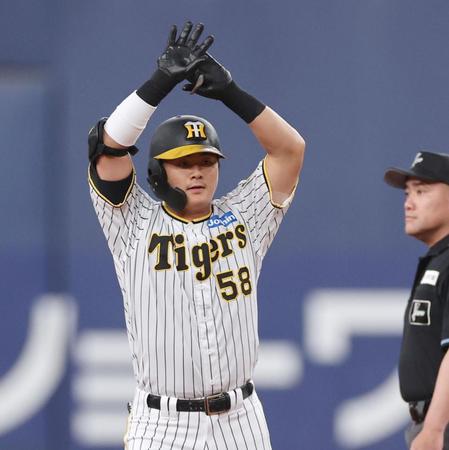 　１回、適時二塁打を放った前川は塁上で両手をあげる（撮影・田中太一）