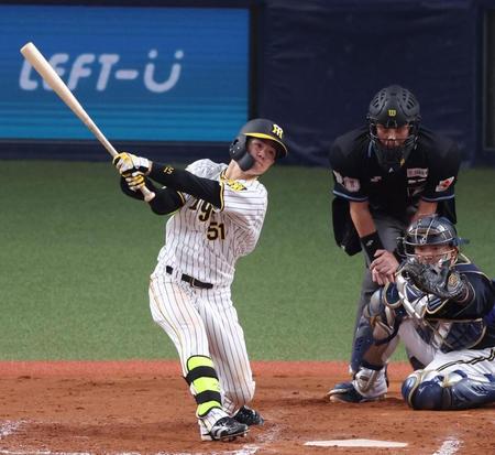 　５回、左前打を放つ中野（撮影・中田匡峻）