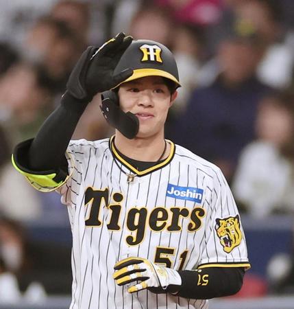 　１回、久々の安打に安堵の表情を見せる中野（撮影・田中太一）