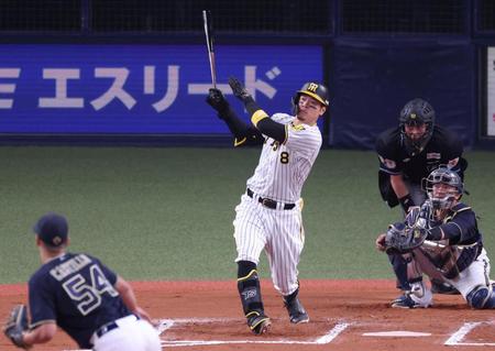 　６回、右越えソロを放つ佐藤輝（撮影・中田匡峻）