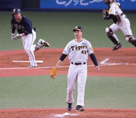 　４回、森（後方）を併殺打に打ち取る大竹（撮影・中田匡峻）