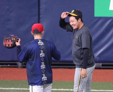 　西川（左）と話す大山（撮影・中田匡峻）