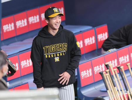 　笑顔を見せ練習へ向かう近本（撮影・立川洋一郎）