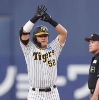 　１回、適時二塁打を放った前川は塁上で両手をあげる（撮影・田中太一）