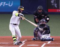 　１回、左前打を放つ中野（撮影・中田匡峻）