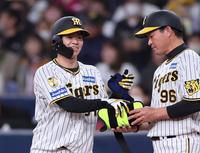 　１回、久々の安打に安堵の表情を見せる中野（撮影・田中太一）