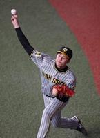 　キャッチボールをする才木（撮影・中田匡峻）