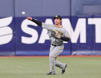 　シートノックで右翼の守備に就く森下（撮影・立川洋一郎）