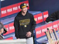 　笑顔を見せ練習へ向かう近本（撮影・立川洋一郎）