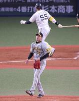 　４回、Ｔ-岡田を空振り三振に斬った才木（撮影・中田匡峻）