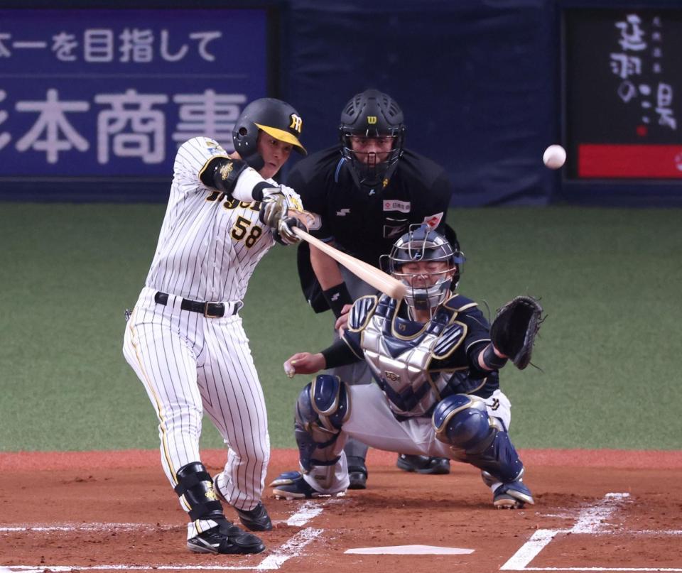 　１回、先制適時二塁打を放つ前川（撮影・中田匡峻）