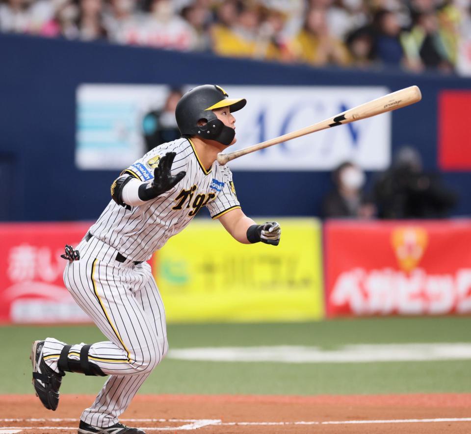 　４回、右中間へ二塁打を放つ前川（撮影・立川洋一郎）