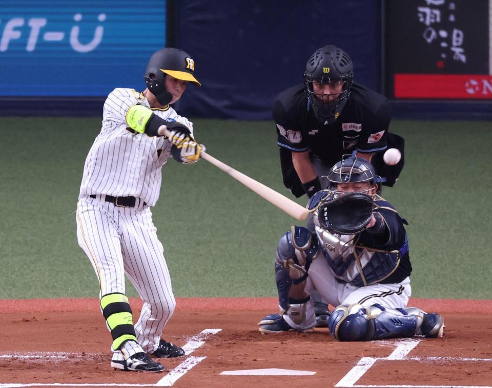 　１回、左前打を放つ中野（撮影・中田匡峻）