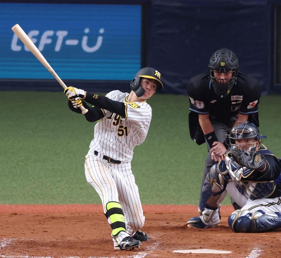 　５回、左前打を放つ中野（撮影・中田匡峻）