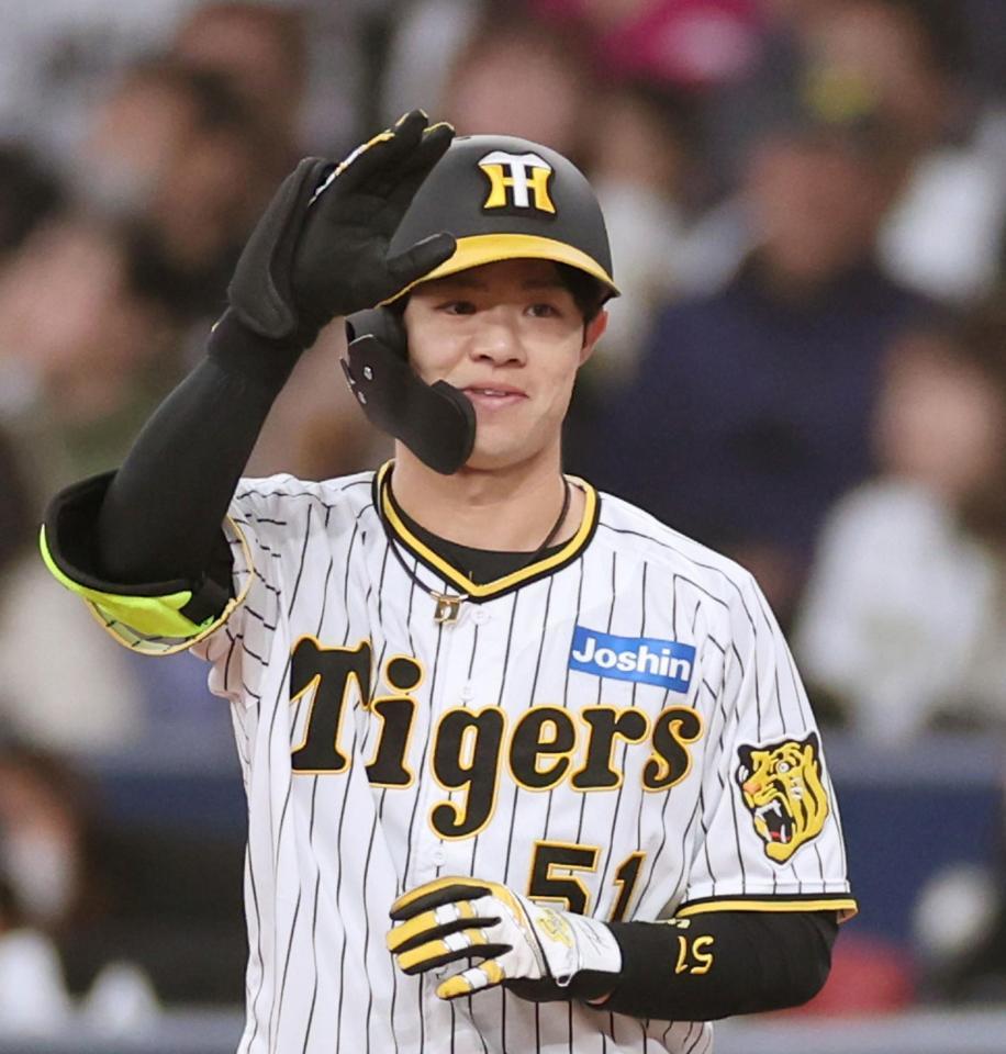 　１回、久々の安打に安堵の表情を見せる中野（撮影・田中太一）